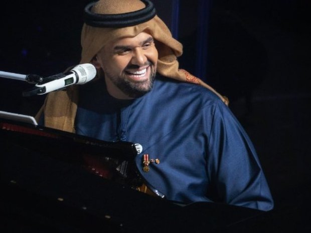 فاجأ المطرب الإماراتي حسين الجسمي جماهير حفل بإيقاف غنائة