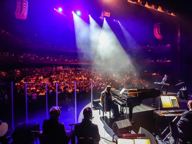 حيث أوقف الغناء وقام بعزف مقطوعة للأطفال