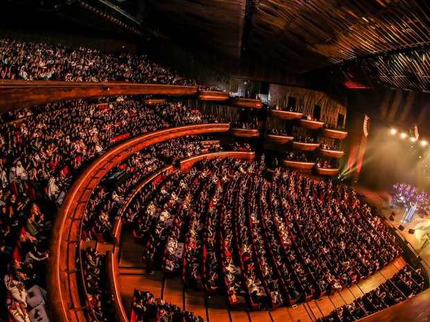 وذلك بعد أن سمع بكاء طفلة خلال الحفل الذى أقامه في دبي أوبرا