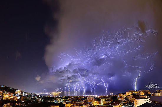هكذا تبدو سماء بيروت تحت سيطرة العواصف الرعدية.. صورة ساحرة للغاية!