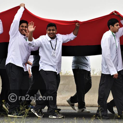 طلبة الكويت يرفعون أطول علم في العالم