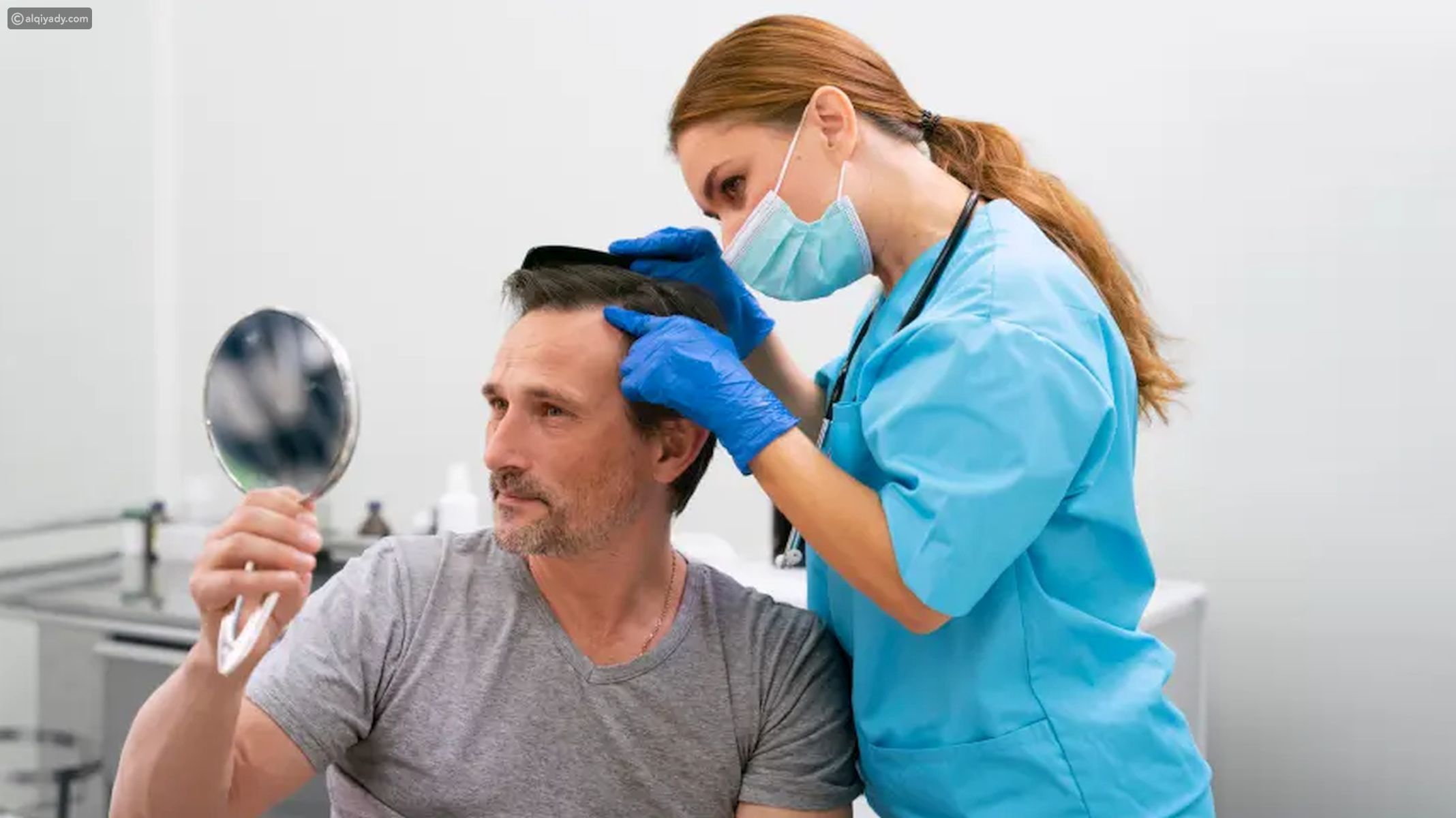 ممرضة توضح  لرجل نتائج زراعة الشعر في المرآة